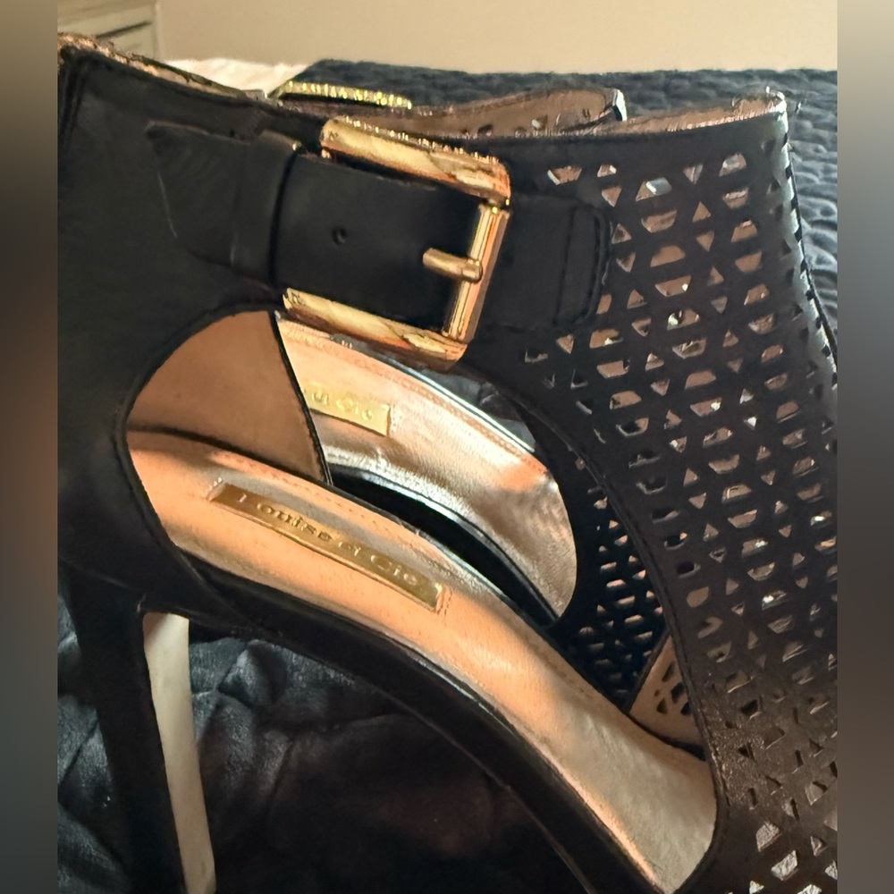 LOUISE ET CIE - Elegant Black Peep-Toe Heels with Gold Hardware - Size 8 - Picture 4 of 15